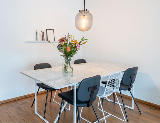 Table à manger meublée en marbre