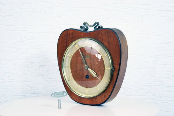 Image 1 of Clock Apple guarantor