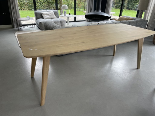 Melchior Interior dining tables