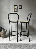 Conjunto de dos taburetes de bar en metal estilo Thonet con cincha de plástico