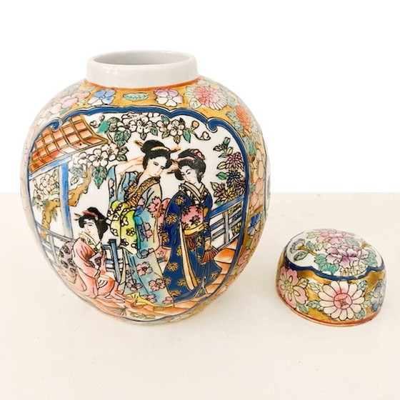 Image 1 of Vaso di zenzero cinese d'epoca con fiori di Geisha dorati