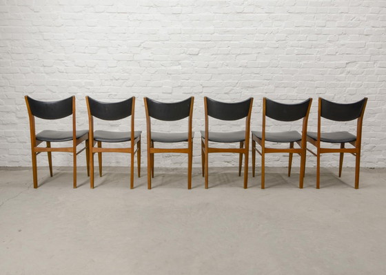 Image 1 of 6x Chaises de salle à manger en bois massif de style Mid Century avec dossier et assise en simili-cuir noir, années 1960