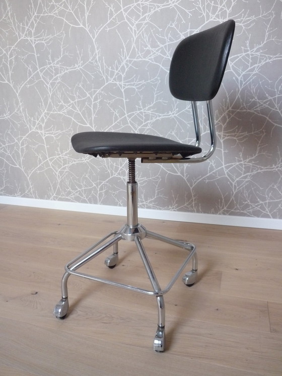 Image 1 of Black vinyl office chair