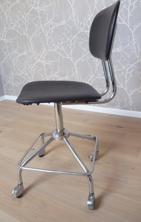 Image 1 of Black vinyl office chair