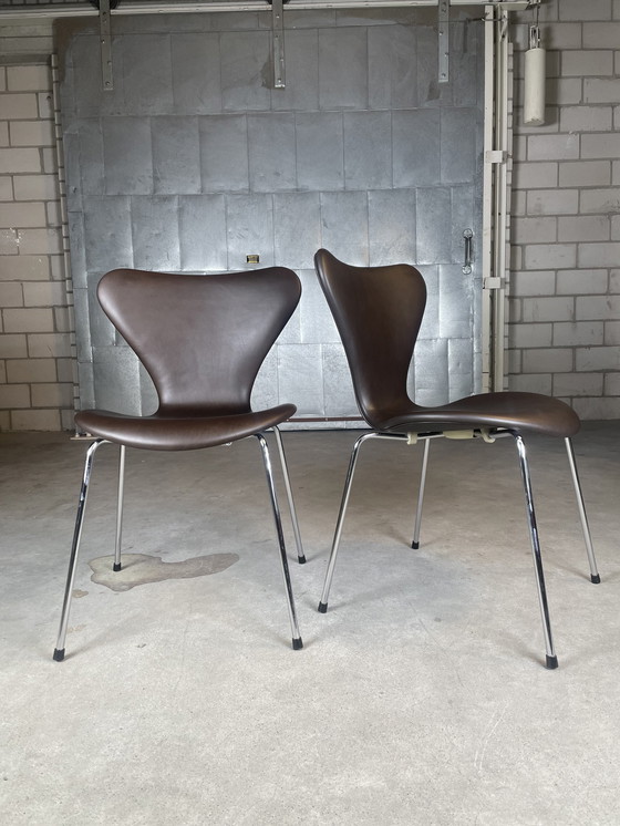 Image 1 of 4x Fritz Hansen Series 7 chair by Arne Jacobsen (brown)