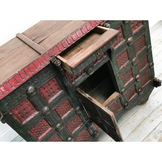 Image 1 of Baule della dote Damchiya in legno intagliato e decorato, stile asiatico d'epoca