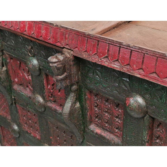 Image 1 of Baule della dote Damchiya in legno intagliato e decorato, stile asiatico d'epoca