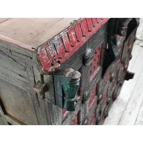 Image 1 of Baule della dote Damchiya in legno intagliato e decorato, stile asiatico d'epoca