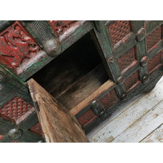 Image 1 of Baule della dote Damchiya in legno intagliato e decorato, stile asiatico d'epoca