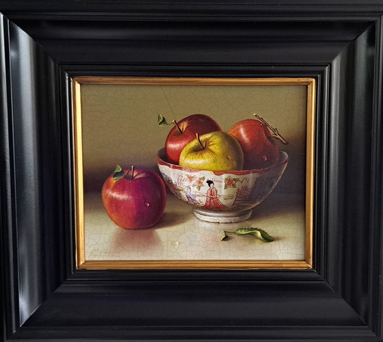 Image 1 of Nature morte avec pommes dans un bol chinois, Rob ritchie