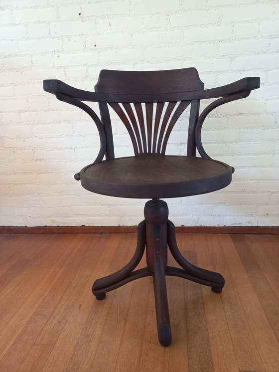 Image 1 of Chaise de capitaine pivotante en bois