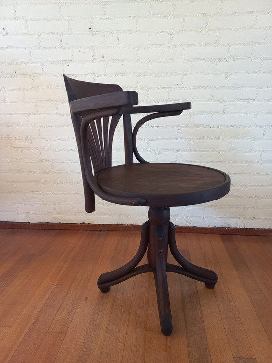 Image 1 of Chaise de capitaine pivotante en bois