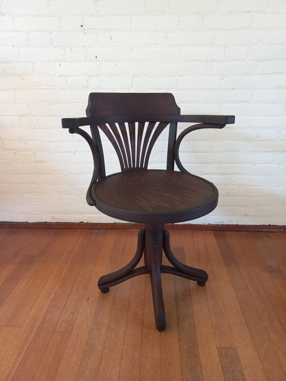 Image 1 of Chaise de capitaine pivotante en bois