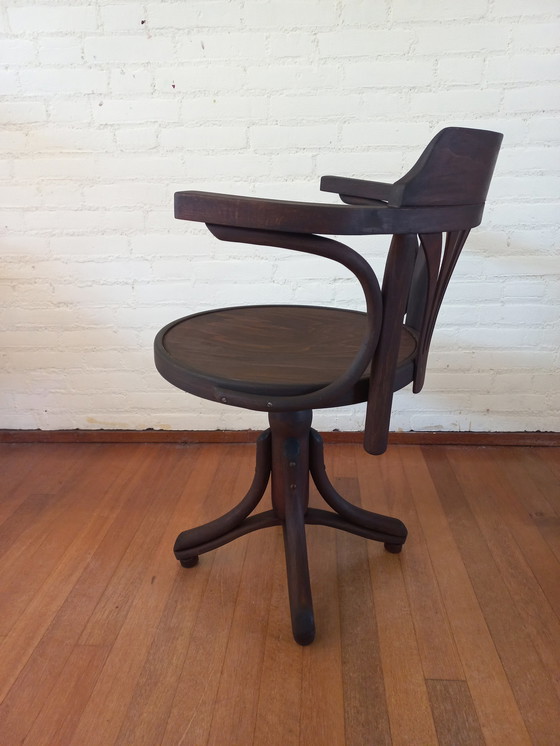 Image 1 of Chaise de capitaine pivotante en bois