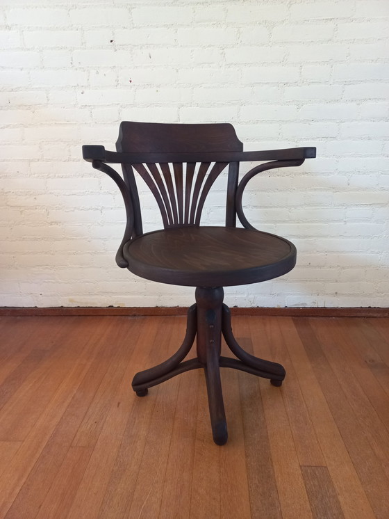 Image 1 of Chaise de capitaine pivotante en bois