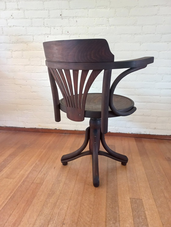 Image 1 of Chaise de capitaine pivotante en bois