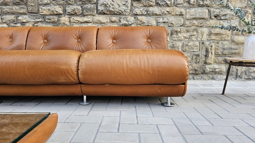 Estudio tipo loft vintage, estilo espacial, años 60 y 70, conjunto de asientos, sofá de cuero.