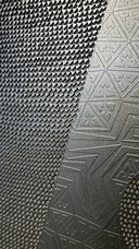 Scultura di Rotan Hunt su murale intagliato