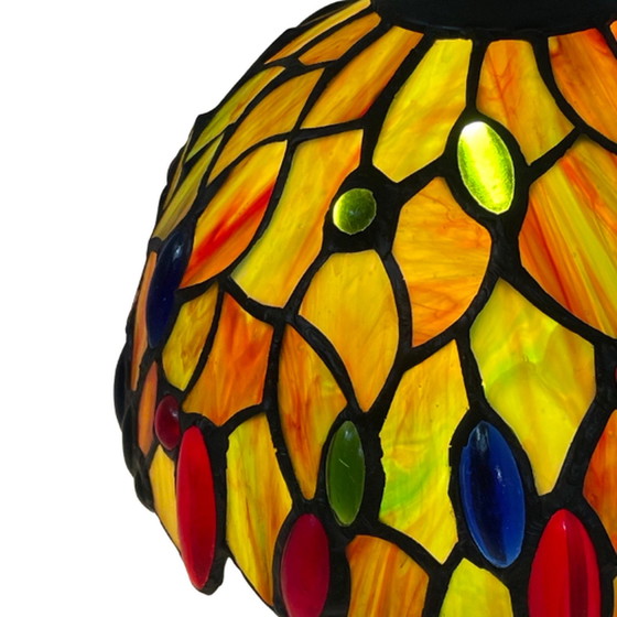 Image 1 of Tiffany style table lamp - Stained glass shade and decorative base - Ca. 1980’s (no cracks)