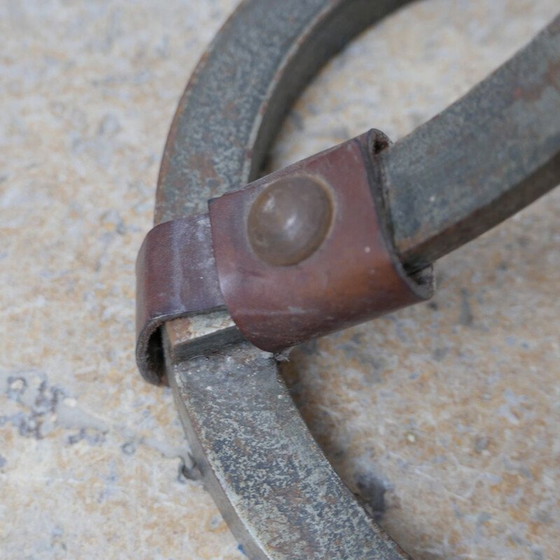 Image 1 of Lámpara de pie de cuero y hierro de mediados de siglo de Jean-Pierre Ryckaert, Francia, década de 1950