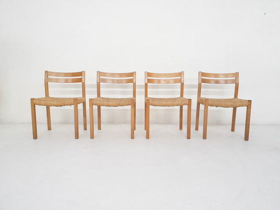 Image 1 of Ensemble de quatre chaises de salle à manger en chêne et sisal modèle 401 par J.L Moller, Danemark années 1970