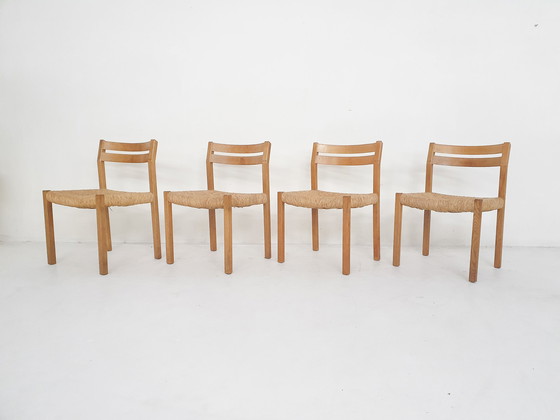 Image 1 of Ensemble de quatre chaises de salle à manger en chêne et sisal modèle 401 par J.L Moller, Danemark années 1970