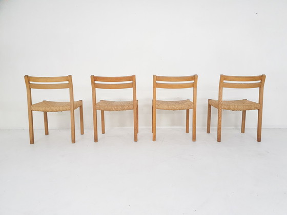 Image 1 of Ensemble de quatre chaises de salle à manger en chêne et sisal modèle 401 par J.L Moller, Danemark années 1970