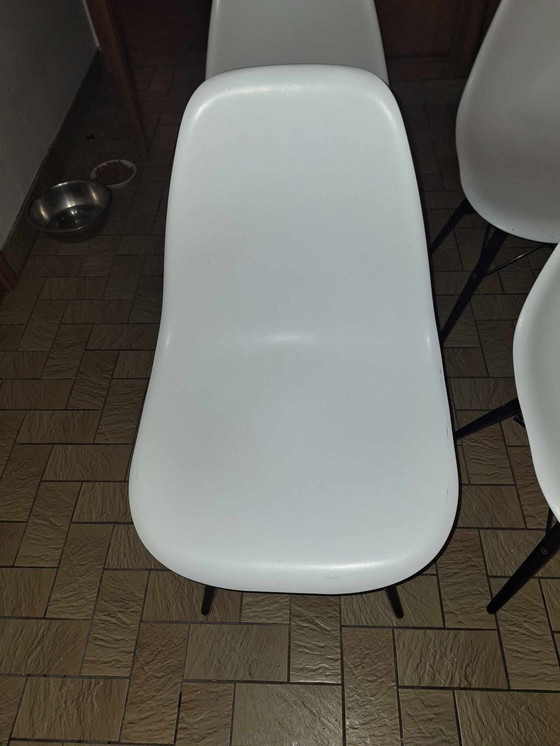 Image 1 of 4 repliche della sedia Shell Chair bianca di Herman Miller Eames 