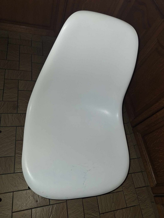 Image 1 of 4 repliche della sedia Shell Chair bianca di Herman Miller Eames 