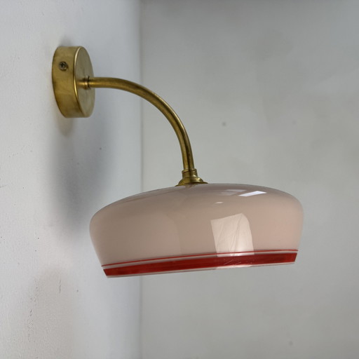 Coppia di applique da parete antiche in opalino rosa vintage