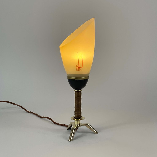 Lampe de table tripode en osier et verre opalin