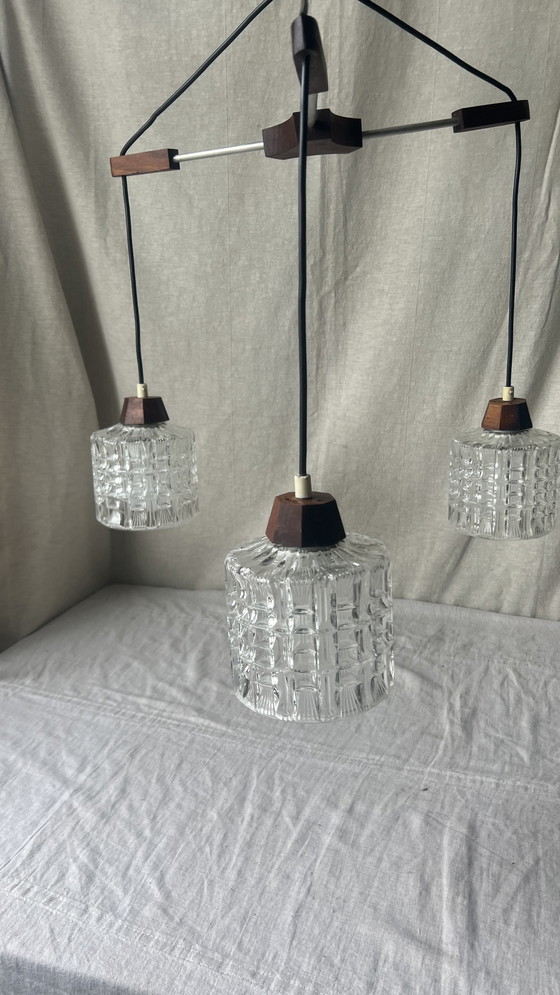 Image 1 of Lampe suspendue Mid Century avec 3 abat-jours en verre