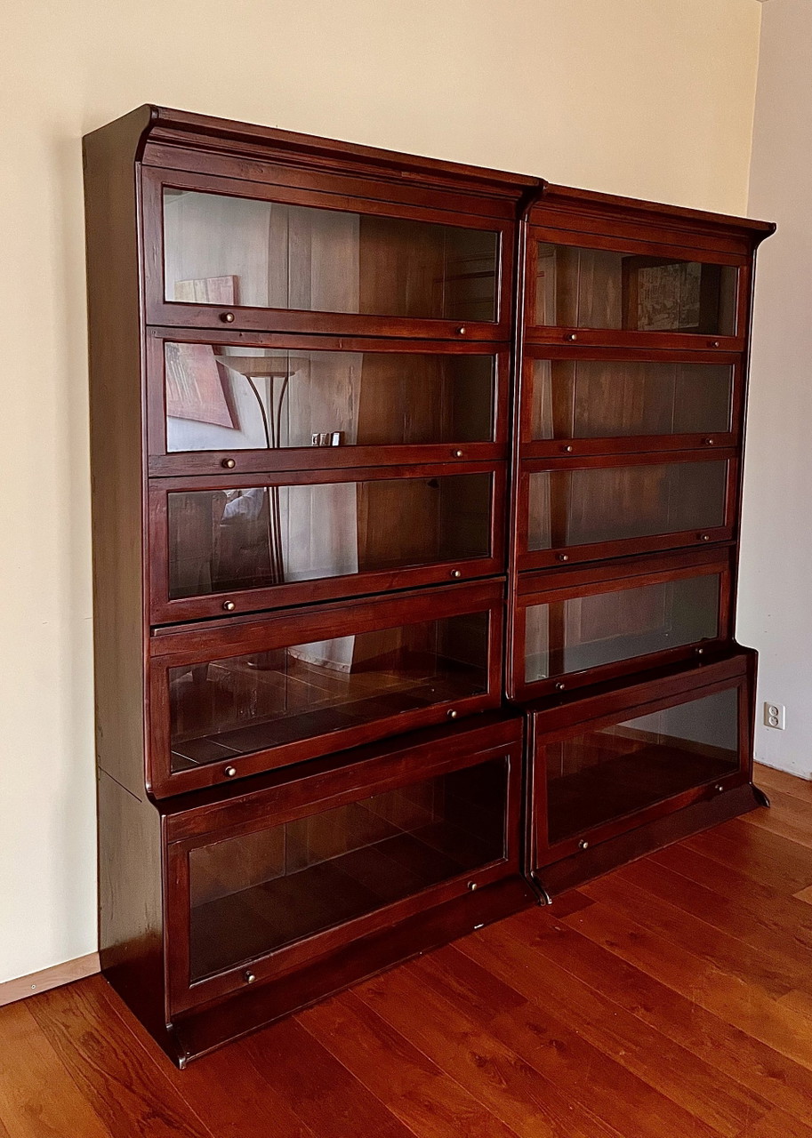 Gabinete de notario con puertas basculantes de vidrio