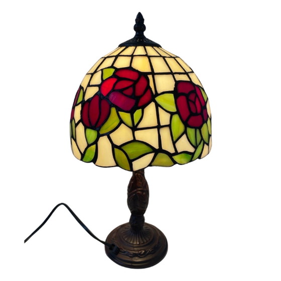 Image 1 of Tiffany style table lamp - Stained glass shade and decorative base - Ca. 1980’s (no cracks)