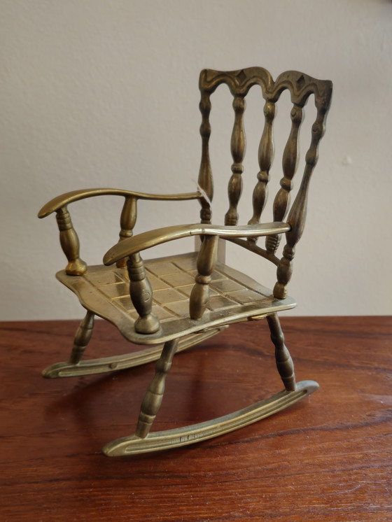 Image 1 of Chaise à bascule vintage en laiton Image de la chaise