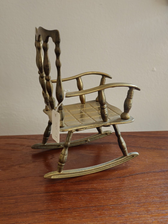 Image 1 of Chaise à bascule vintage en laiton Image de la chaise
