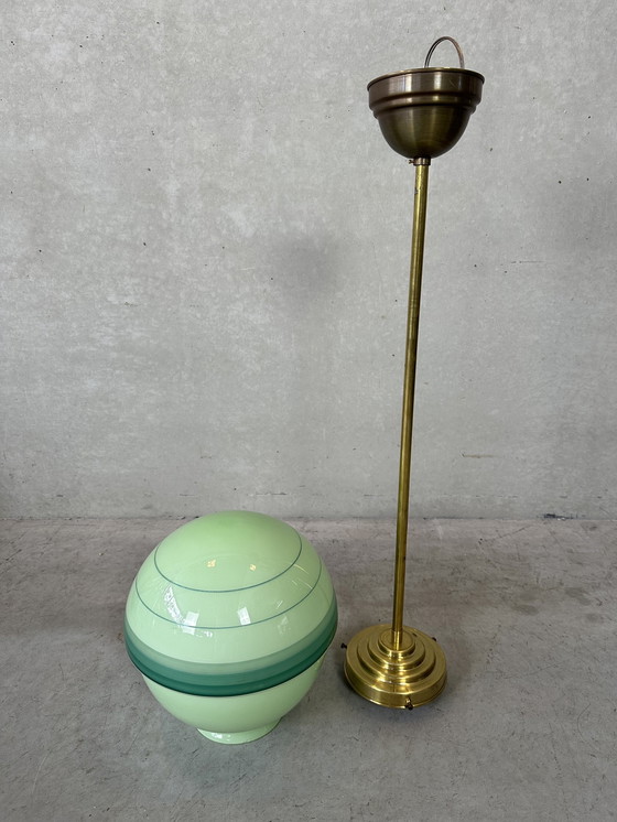 Image 1 of Lampe suspendue Art déco en opaline verte et laiton