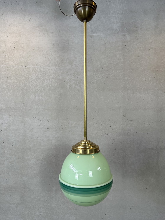 Image 1 of Lampe suspendue Art déco en opaline verte et laiton