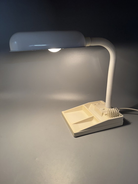 Image 1 of Lámpara de escritorio E-Lite con brazo flexible y soporte para clips en la base, circa 1970