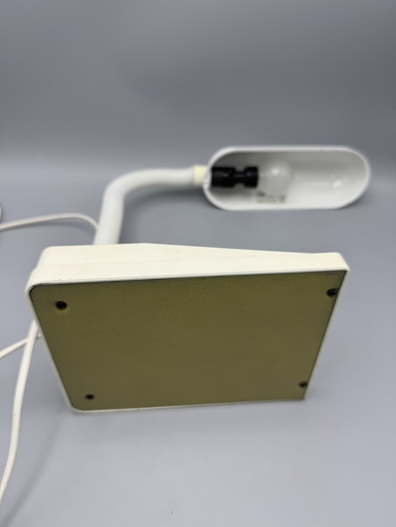 Image 1 of Lámpara de escritorio E-Lite con brazo flexible y soporte para clips en la base, circa 1970