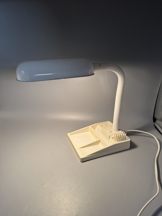 Image 1 of Lámpara de escritorio E-Lite con brazo flexible y soporte para clips en la base, circa 1970