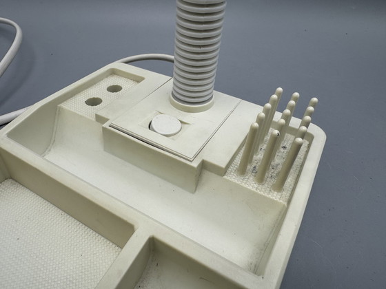 Image 1 of Lámpara de escritorio E-Lite con brazo flexible y soporte para clips en la base, circa 1970