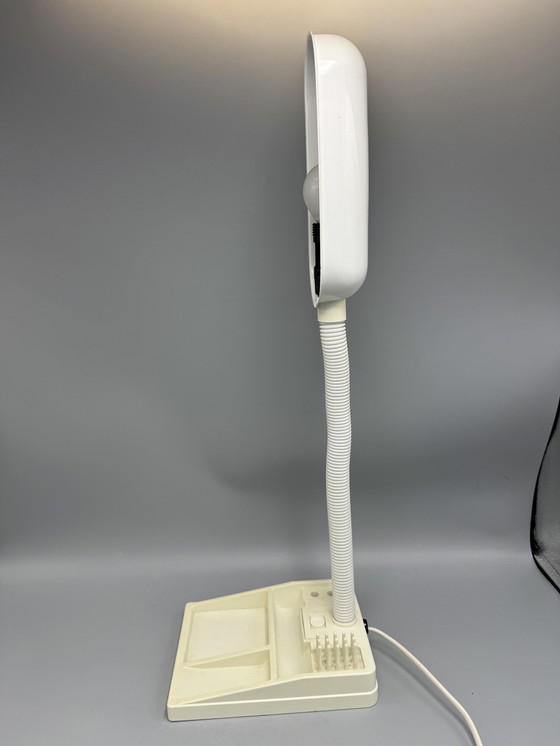 Image 1 of Lámpara de escritorio E-Lite con brazo flexible y soporte para clips en la base, circa 1970
