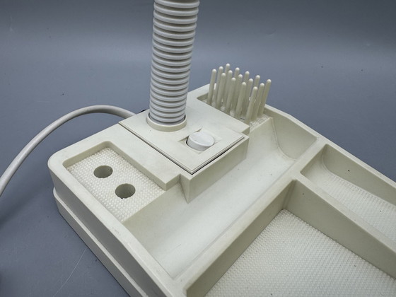 Image 1 of Lámpara de escritorio E-Lite con brazo flexible y soporte para clips en la base, circa 1970
