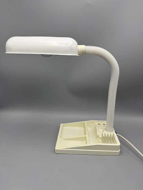 Image 1 of Lámpara de escritorio E-Lite con brazo flexible y soporte para clips en la base, circa 1970