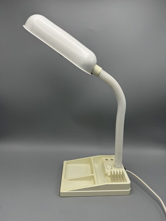 Image 1 of Lámpara de escritorio E-Lite con brazo flexible y soporte para clips en la base, circa 1970