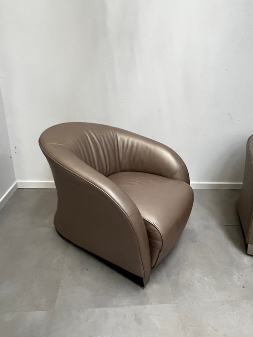 Pair of natuzzi "Liz" seats in metallic leather