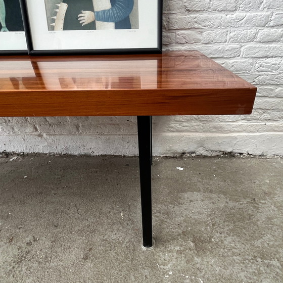 Image 1 of Table basse ou table d'appoint en bois de rose - Midcentury