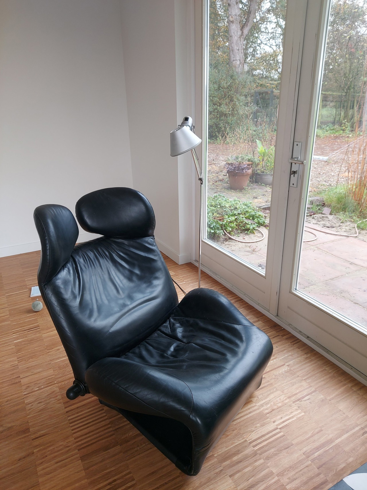 Wink Cassina Lounge Chair Black Leather | €1,400 | Whoppah