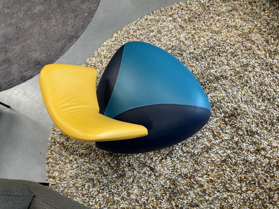 Image 1 of Fauteuil Leolux Pallone cuir bleu jaune